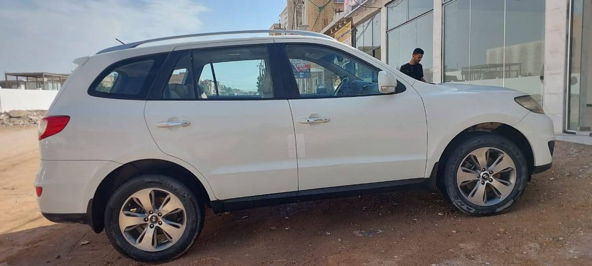 السلام عليكم
سنتافي وارد خليجي فول مواصفات 
موديل 2011 شكل 2012
مكفوله كفاله عامه 
رقم بابل انكليزي 
6سلندر 
مداور ثاني يوم باسمي اي استفسار اتصل
*********** 
مكلف بالنشر
