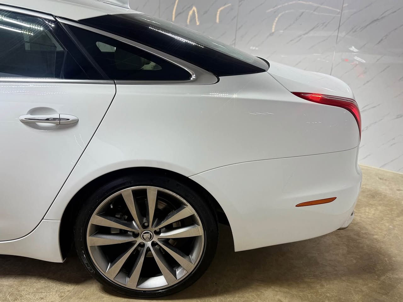 JAGUAR XJL⚜️
‎مودیل2013
109.000KM
✅بدون صبغ
‎فول مواصفات
‎داخل ابیض،كشنات جلد و حار و بارد،بـانوراما،شاشا كبیرە
‎بردە كهربای، صندوق  كهربای،كیر بالسكان،لایتات لید
‎وضع سبورت،الثلج ،بریك كهربای،مركزی،

‎محرك ٦ سلندر سوبرجارج
صفر شركه سردار
‎كلشي بشرت (محرك، كهربائي )✅
سعر140$💵
سلیمانی📍
0773 554 8009📞
……………….……
JAGUAR XJL⚜️
‎مۆدیلی2013
109.000KM
بێ بۆیاخ✅
‎فول مواسەفات
‎نـاو سپی،كوشن جلد و سارد و گەرم، پـانۆراما،شاشە گەورە
‎پەردەی كارەبای،سنوقی كارەبای،گێری پشت سوكان،لایت لید
‎مۆدی سپۆرت و بەفر،برێـكی كارەبای،مەركەزی،ڕاگری نشێوی

‎شەش بستۆنی سۆپەرچارج
‎خـلیجی سفری شەریكەی سەردار
مەكینە و گێر و كارەبای هەمووی بەشەرت✅
سعر140$💵
‎سلێمانی📍
0773 554 8009📞 السليمانية, العراق
