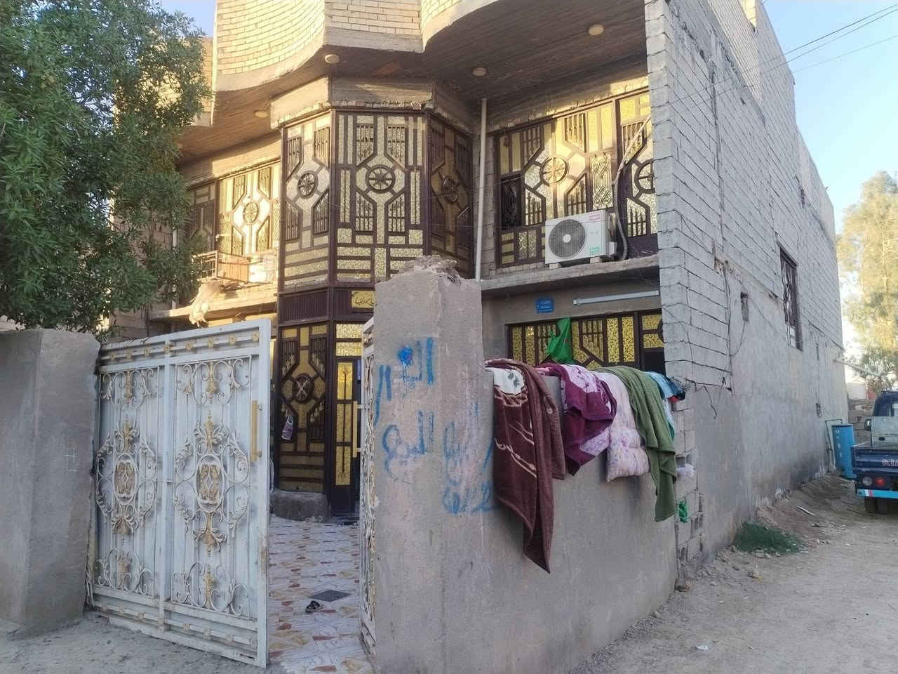 السلام عليكم بيت اللبيع المكان دوانم خلف اسواق المدينه مساحة البيت 220 متر يحتوي عله غرفتين نوم 5 ×4 استقبال 7 ×4 الصاله 9 ×4 مطبخ 6×5 القاط ثاني يحتوي عله 4 غرف الستفسار عله رقم وخاص هم متواجد

***********
