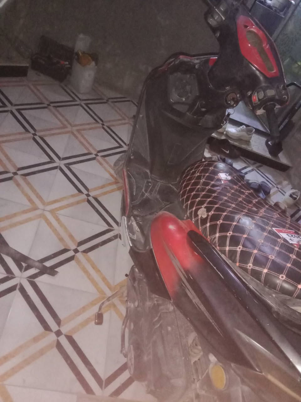 دراجة كامله اي شي مابيها كهربائيات كلهن شغال بس امجفت مره وحده تجفيت صحيح شلعه معدل كال امراوس أو بيع 
سعر.٣٥٠وبيها مجال حك الجيه المكان رمادي


**إذا كنت صاحب هذا الإعلان وتريد حذفه لأي سبب، رجاءا أرسل رسالة إلى الدعم الفني**