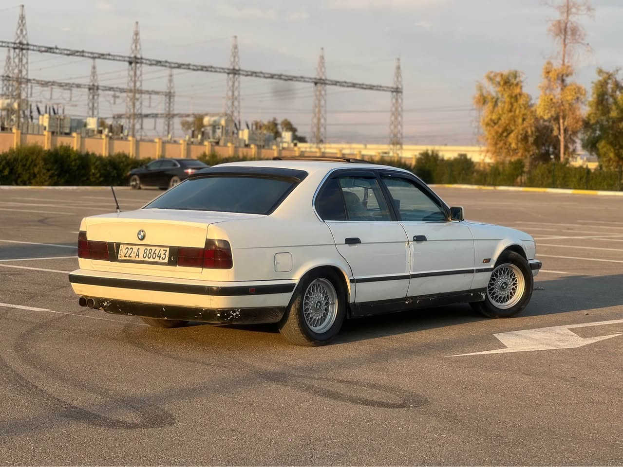 Bmw//E34/1991/520گيرعادى
گيرومه كينه و ته بريد و ته قه و ره قه يى به شه رت 
سه نه وى ره قه م باريكه ساليكه به سه رجووه
جوارتايه و ويلى نوى له ژيره 
فولى گيرعاديه سلايد و كوشين جلد جام كاره بايى 
ABS لاين ئه لقه شوين هه ولير 
*********** أربيل, العراق
