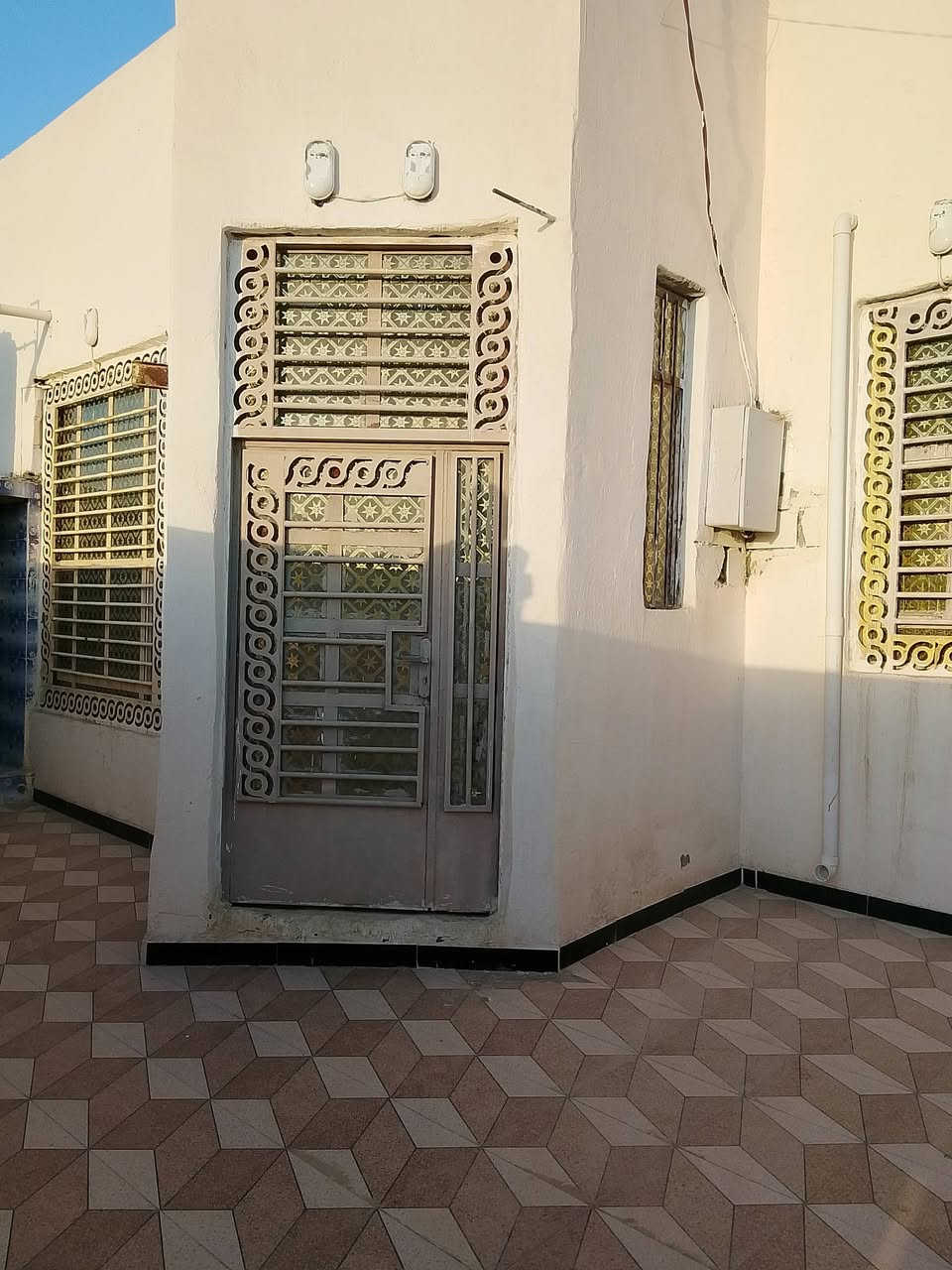 السلام عليكم البيع بيت مساحه 200متر مكان خلف عمارات الزيتون السكني سعر خاص ***********
