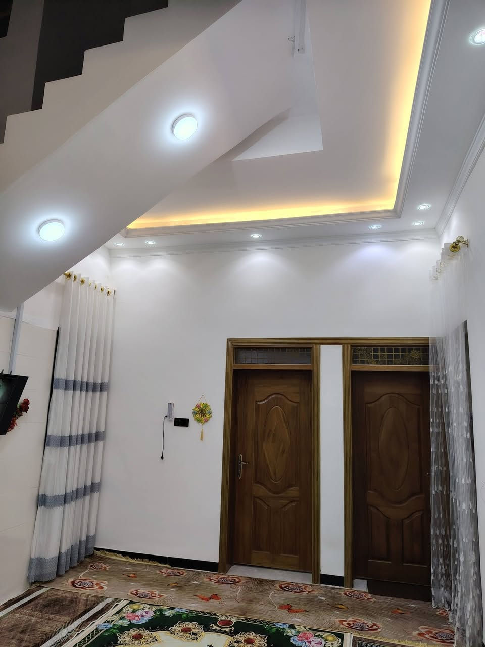 للبيع مشتمل طابو زراعي صرف سند25 / 100م مربع ركن خلف نون مول كل الخدمات متوفره مجاري تبليط قريب على شارع 80 طابق واحد غرفه نوم / استقبال / كلدور/ مطبخ/ صحيات خارجيه واخليه 
لاستفسار على رقم *********** الخاص مفتوح
