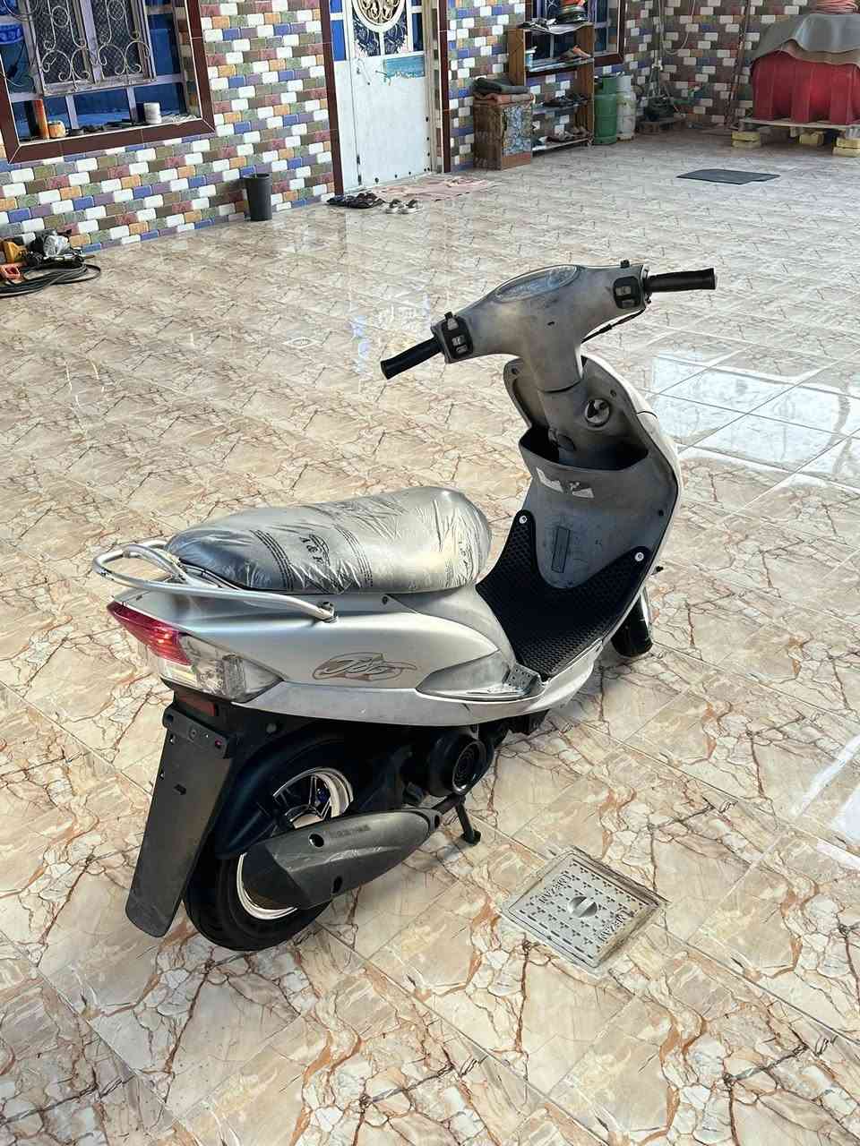 السلام عليكم للبيع ماكس قجمه حاويه الكفرات  كله بلاد برغي مامفتوح بيه كهربائيات كله شغاله وبلاديه ملاح فول ويلكب نيكل+ تايرات جدد دراجه جديده كلش مال حاويه مامتعوبه ولاماشيه 
***********
البصره قضاء المدينه
