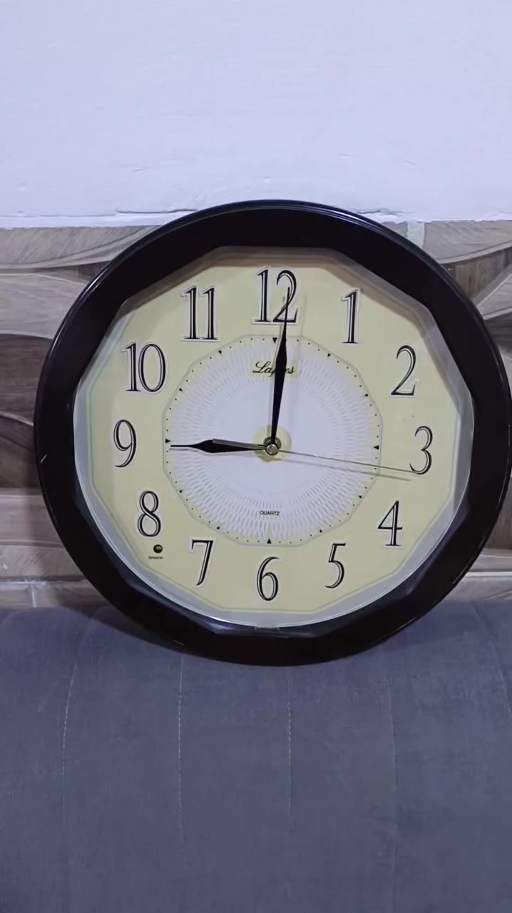 ساعة جدارية اصلية صنع ياباني.. اضائة ليلية الاتصال او المراسلة ***********
