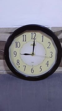 ساعة جدارية اصلية صنع ياباني.. اضائة ليلية الاتصال او المراسلة 0770091...