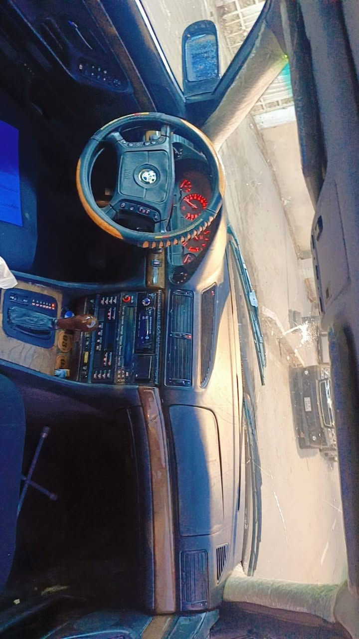 بي ام كاسحة موديل1995 كفالة كير مكينة تبريد تدتفة حدادية  جديدة ما عدة قاعدة الدبل يراد تبديل لون نيلي رقم واسط بسمي سعر65وبيهة مجال للشراي مكاني بصرة جزيرة ***********
