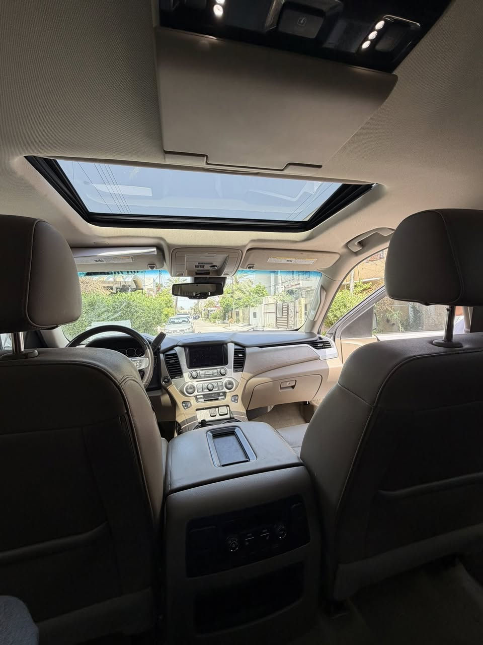 السلام عليكم GMC يوكن SLT 2018 للبيع تترقم رقم بغداد بأسمي وتتحول مباشرةً  السيارة كلين تايتل بالكامل حادثها فقط البكلايت كما موضح في الصورة 
محرك السيارة v8 بحالة جداً ممتازة 
مواصفاتها معروفة
السيارة 7 راكب
تشغيل بصمة
فتحة سلايد
كشنات تدفئة وتبريد جميع الكشنات
شاشه وسطية للمقاعد الخلفيه
السعر 350 $ وبيها مجال حق التصليح
للأستفسار  
📞 ***********
📞 ***********
