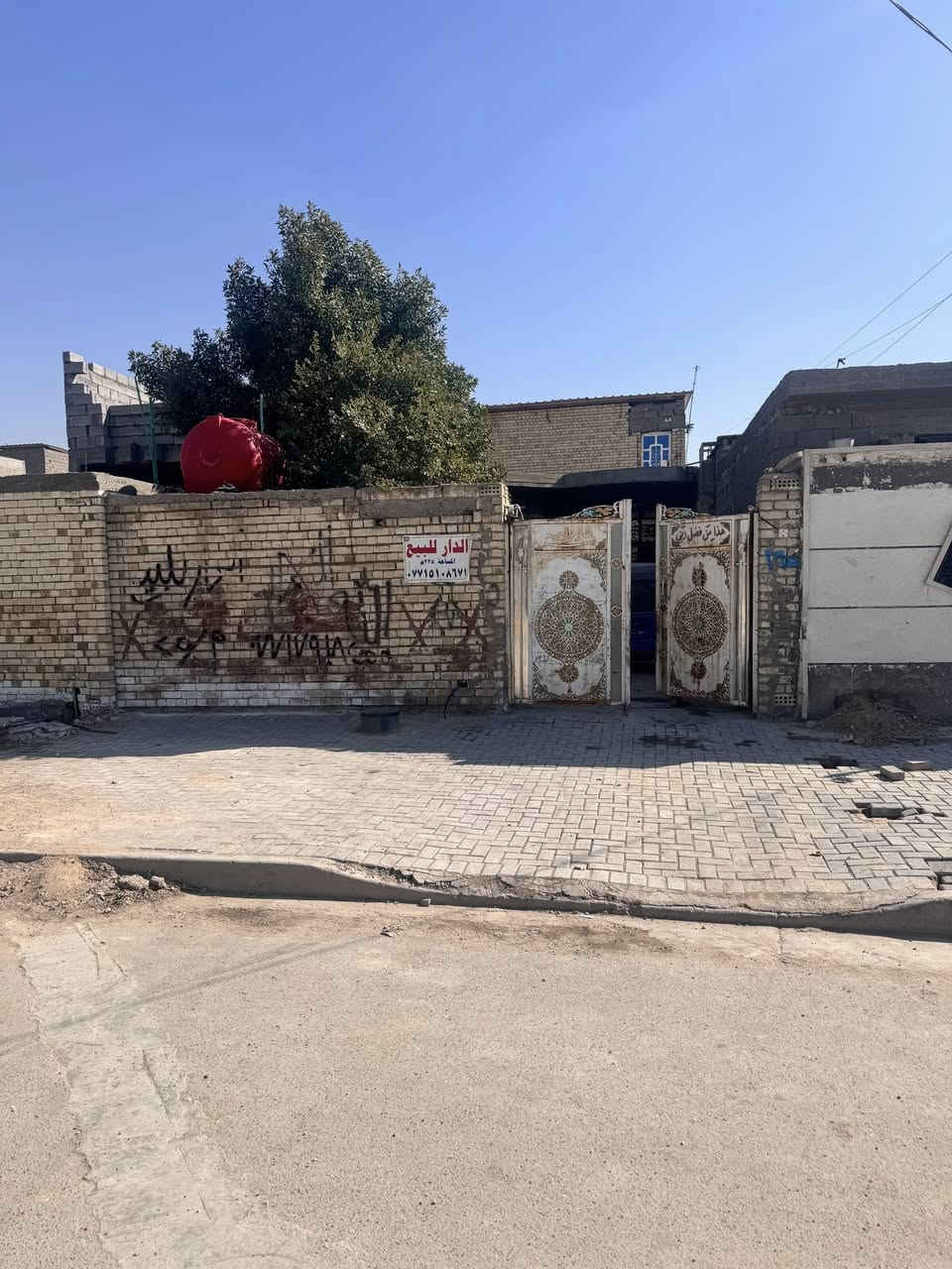 سلام عليكم بيت مساحة 225  جنس الأرض سند 25 واجه 7x50 ونزال 30 يحتوي علئ غرفة كبيرة 5x4 وصاله كبيره حمام داخلي +خارجي مطبخ حار وبارد استقبال كبيرة 9x4 مطبخ بارد كبير مساحة داخل لبيت حديقه وكراج بناء حديث 2023 المكان حي السفير مقابل حي الرحمة يرهم نصفين  الاستفسار *********** السعر 115
