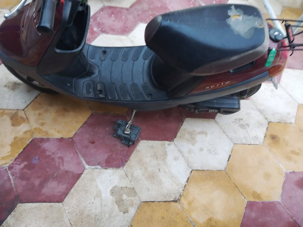 دراجة زعره دراجه بلاديه محرك مفتوح دراجه نضيفه شاصيه نضيف مكينه ناعمه كهربائيات شغاله سلف هندر شاير كلوبات غراضه كامله سعره ٢٥٠ بيه مجال هاذه رقم تلفوني ***********
