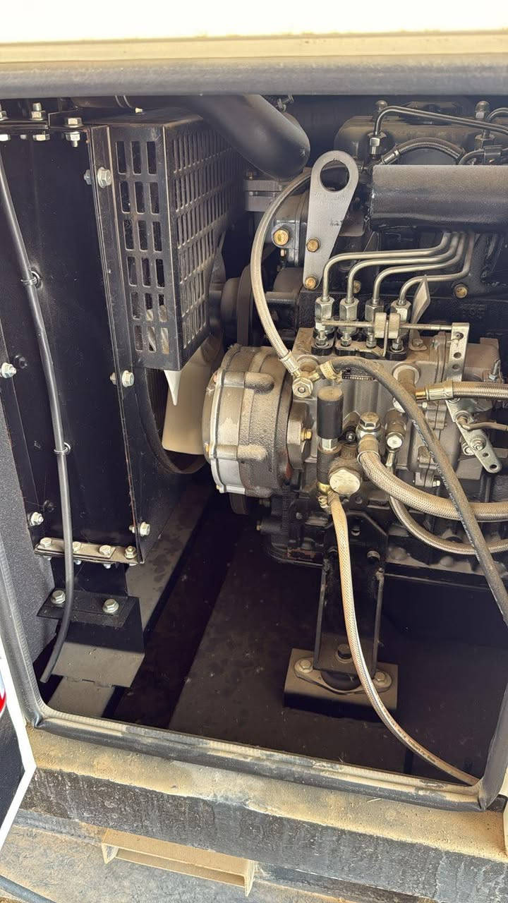 مولدة للبيع  ( 25 كي في ) كاتم مشتغلة 100 ساعة فقط بعده دهن المحرك مال شركة ما مبدل بمعنى جديدة  البيع بسبب ربط  منظومة طاقة شمسية و موجودة في الفلوجة بمزرعة و المولد جيد جدا ومعاها خزان الكاز 
سعر البيع 4 ملايين ونص مع خزان الكاز 

علما ان الجديدة سعر الشراء 6 ملايين وسبعمائة وخمسون مع الخزان    
***********
