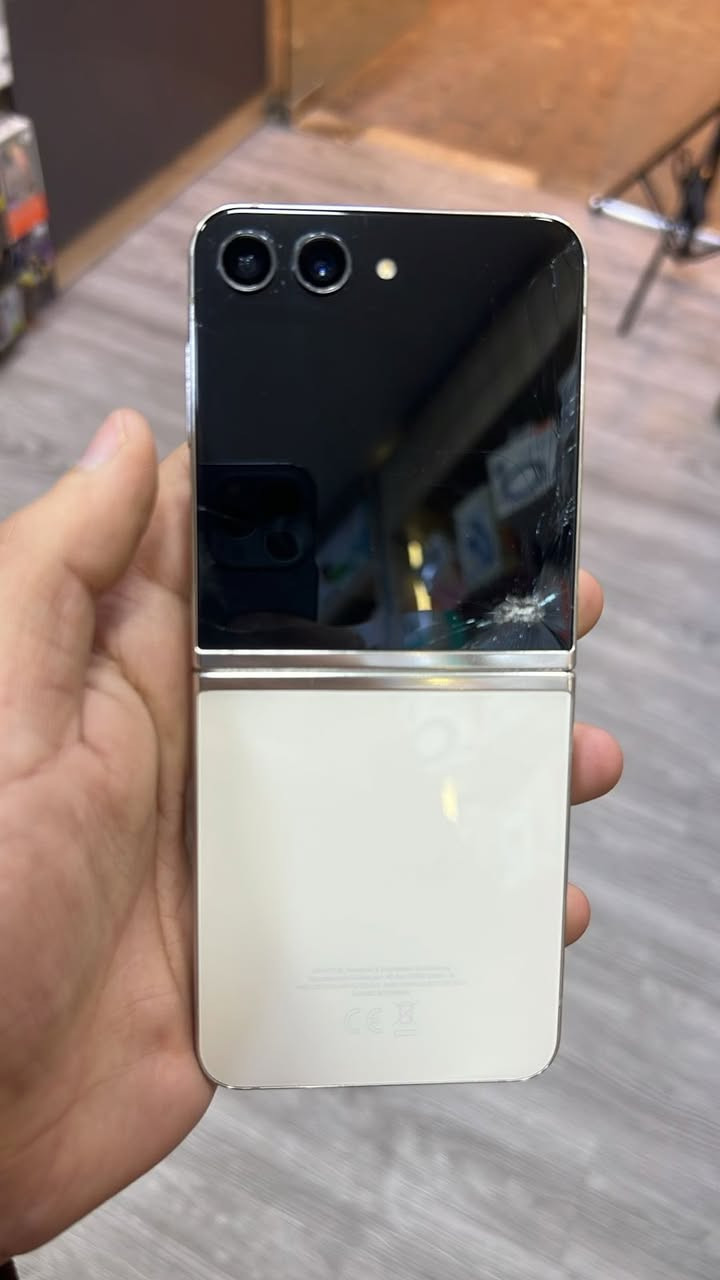 للبيع كلكسي z flip 5 ذاكره 512 شاشه الخارجيه مكسوره باقي الجهاز كله شغال السعر 400 ***********
