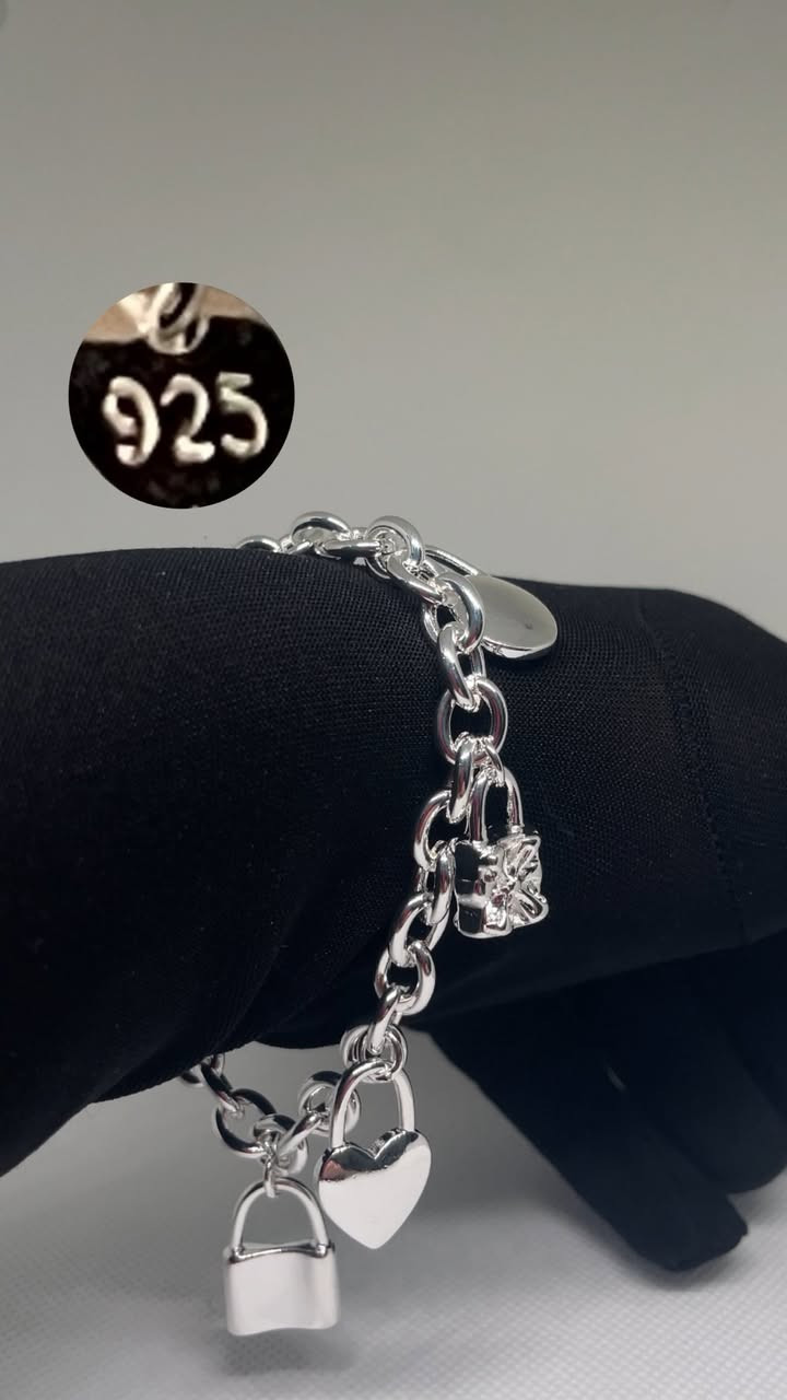 سوار مختوم 925 بهاذا الشكل
خلي سعر وبالعافية عليك


**إذا كنت صاحب هذا الإعلان وتريد حذفه لأي سبب، رجاءا أرسل رسالة إلى الدعم الفني**