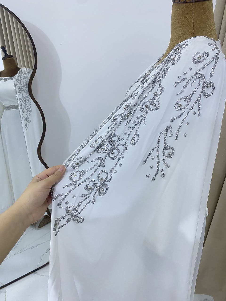 مرحبا بنات
عندي فستان عقد قياس 42
اشتريته ومالبسته ولامره
يعني جديددد 
اخذته ب٧٠ الف
أبيعه ب ٥٠ والسعر قفل


**إذا كنت صاحب هذا الإعلان وتريد حذفه لأي سبب، رجاءا أرسل رسالة إلى الدعم الفني**