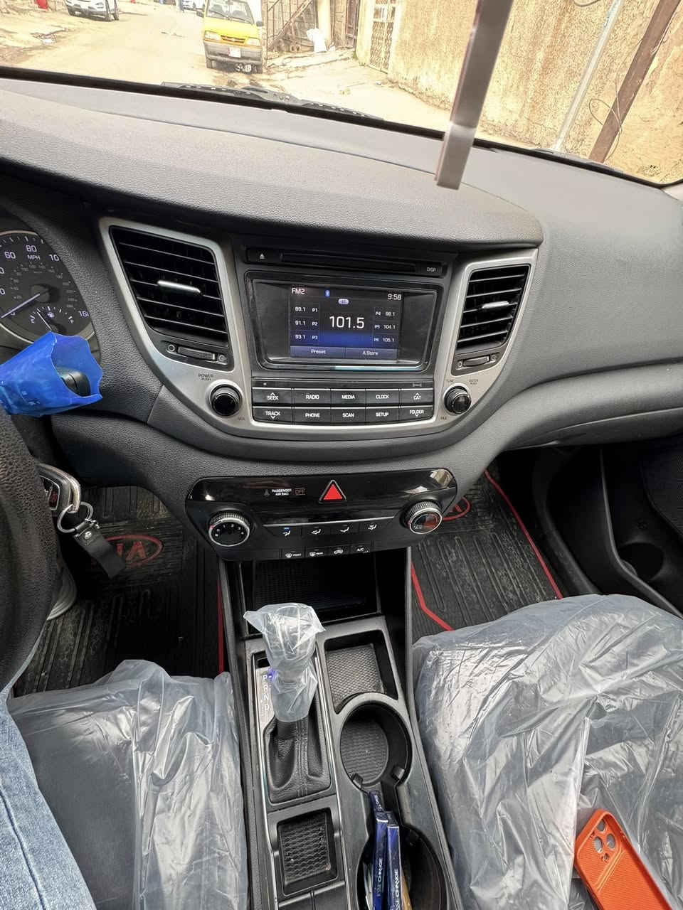 سلام عليكم توسان موديل 2017 لون مشمشي مميز كلين كفاله عامه حادث دعاميه فقط ماشيه 93 محرك 2400 
مواصفات
شاشه 
كامره 
كشن كهربااء
نضام تزلق
لد امامي 
شاشه عطلات 
تحكمات فول جهتين
نضام انحدار
مخارج يو اس بي 
سياره نضيفه جداً 
رقم بغداد الجديد  مكفول لغد شاصي كفاله بدون صبغ بنيد أكلير فقط فقط مكاني بغداد الشرطه الرابعه السعر 138 مع مجال بسيط هاتف ***********
