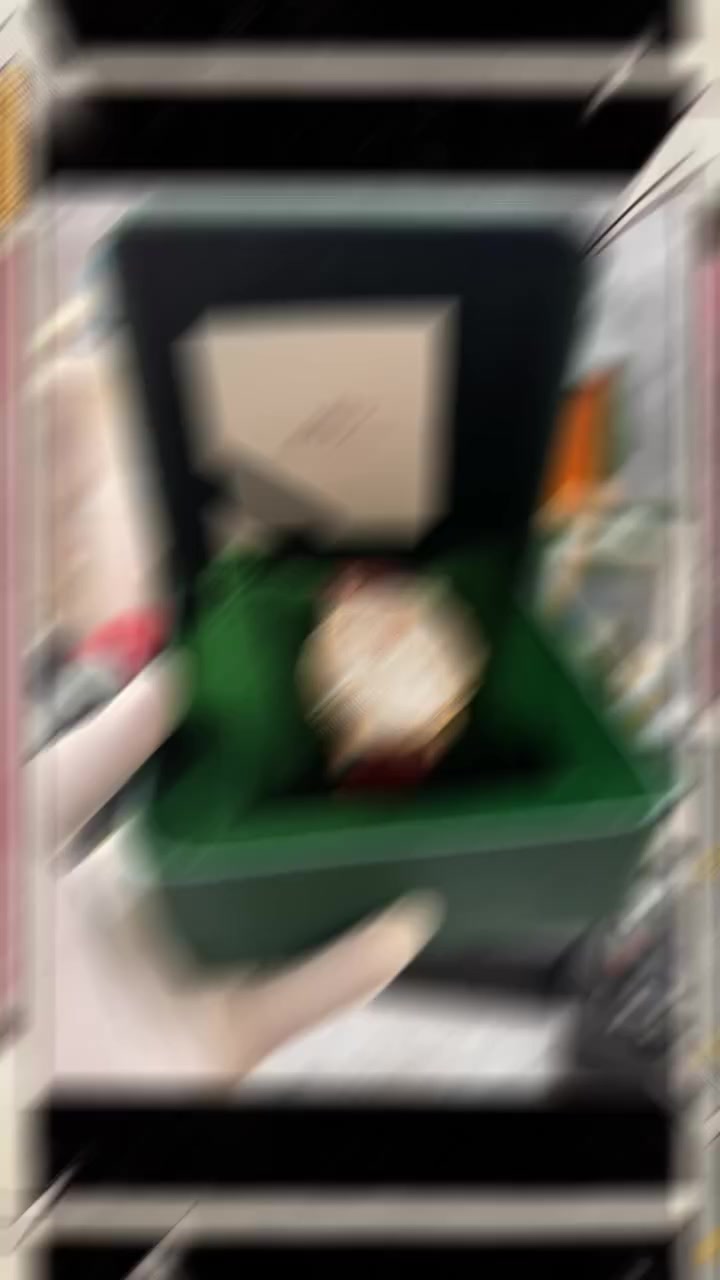 ساعة يد من ماركة Mikhail Moskvin، وتحديداً موديل يظهر في سياق ساعات اليد الروسية الكلاسيكية. 
سير جلد 
مكينة اوتماتيك
السعر 200،000 والتوصيل مجاني
ساعة اصلي كامل مرفقات


**إذا كنت صاحب هذا الإعلان وتريد حذفه لأي سبب، رجاءا أرسل رسالة إلى الدعم الفني**