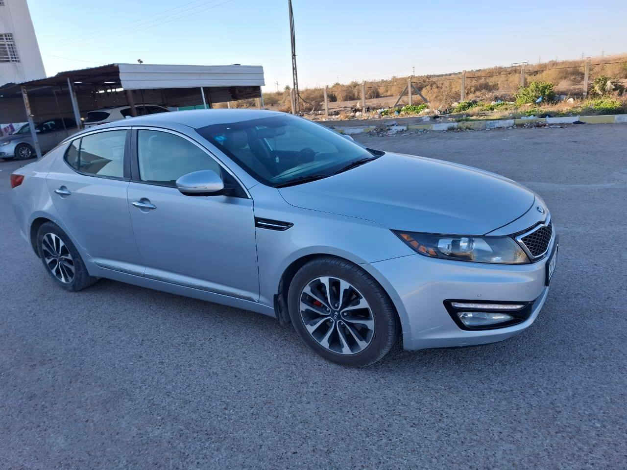 اوبتما موديل ٢٠١٣
لون سلفر
رقم بغداد انكليزي 
السنويه بأسمي لحد ٢٠٣٠
وارد امريكي حادثها باب خلفي وجاملغ خلفي جهة السائق 
الباب مبدل اصلي والجاملغ مصبوغ 
بدون دواخل 
ايرباكات سليمه 
المسافه المقطوعه ٦٣٠٠٠ ميل
محرك ٢٤٠٠ GDI
كشن السائق كهربائي
تبريد قطعتين 
شاشه 
بصمة تشغيل وبصمة ابواب 
اريل نافكيشن
تشغيل واطفاء عن بعد 
مري شفط واشاير بالمري 
شاشة اعطال 
رسالة ترحيب
حساسات اماميه وخلفيه 
كاميرا أماميه وخلفيه
مانع انزلاق 
شفتات سرعه
نظام ايكو
كشنات جلد 
ويل كب كروم ١٧
سويجات بصمه عدد ٢
سياره مال بيت ما متعوبه
الملاحظات:-
الشاشه بيها عطل اللمس ما يشتغل بس الصور تنعرض عليها وممكن خصم تبديلها من سعر البيع..
سعر البيع ١٣٥ ورقه وبيها شويه مجال.
***********
بابل الاسكندريه المحمودية, بابل
