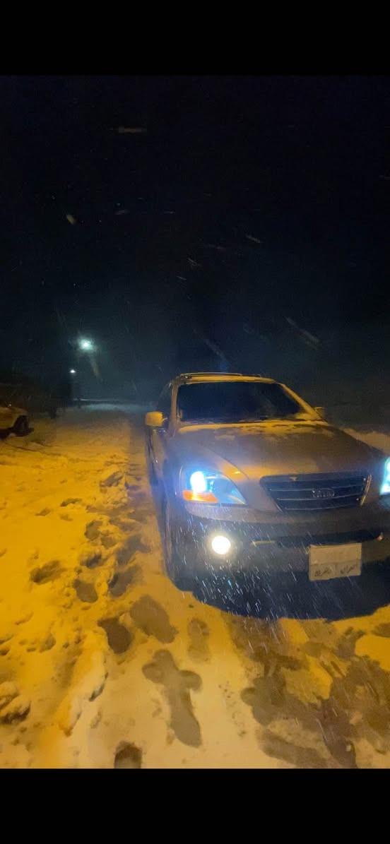 🌟 KIA SORENTO 2007 - بۆ فرۆشتنێ 🌟
سەیارەکا گەلەک پاقژ و توندوتۆڵ، ب شەرتێ "فەحس و تەحویلکردنێ" دهێتە فرۆشتن.
✅ ڕەوشا جەستەی (Body):
• بێ دەعم: سەیارە ب تەمامی ئەسڵە و بێ دەعمە ئەبەد ئەبەد.
• حیزام بۆیاغ: تەنێ ژ بۆ جوانیێ هاتییە ڕەنگکرن (بۆیاغ بۆ جوانی).
⚙️ مەکینە و لایەنێ تەکنیکی:
• مۆدێل: ٢٠٠٧.
• مەکینە و گێڕ: ب شەرتێ "جدید" و بێ چو کێشە، مەکینا وێ گەلەک یا بێ دەنگ و توندە.
• سیستەم: دبل ئەکسن (4x4) و یێ ب تمامى کارایە.
✨ مواسەفات:
• قودیک (ئاوێنە): قودیکێن وێ مۆدێلێ هیتەرن.
• جامێن کارەبایی: هەر چار جامێن سەیارێ کارەبایی نە و بێ کێشە کار دکەن.
💰 نرخ و گۆهۆڕین (تبدیل):
• بها: ٨٧ وەرەقە ($8,700).
• غەرامە: ٨.٥ وەرەقە غەرامە ل سەرە، ئەڤ بڕە ژ بهایێ سەیارێ دێ هێتە کێمکرن.
• تێبینییا نرخێ: پشتی کێمکرنا غەرامێ، نرخێ سەیارێ یێ قفلە و ب چو شێوەیان ناهێتە خار.
• تبدیل: گۆهۆڕین (تبدیل) ژی یا هەی، ئەگەر سەیارەک ب دڵێ من بیت دێ گوهۆڕم.
• یاسایی: ب شەرتێ تەحویلکردنێ ب ناڤێ کڕیاری.
📍 تێبینی:
سەیارە یا توندە و چو مەسرەف تێدا نینن، ئامادەیە بۆ لێخۆڕینێ.
📞 بۆ پەیوەندیێ:
*********** دهوك, العراق
