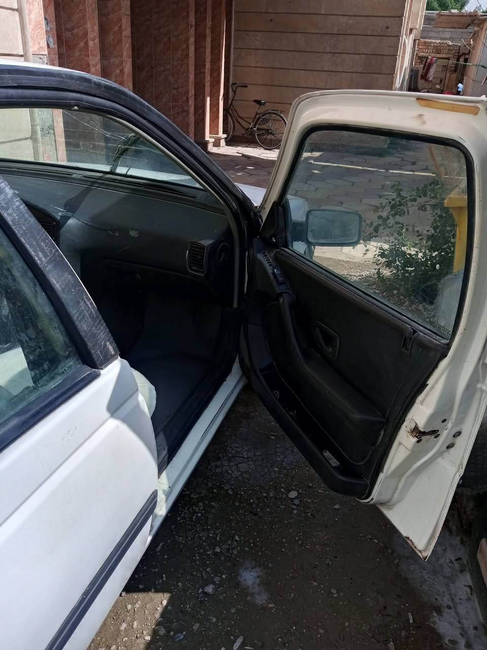 السلام عليكم عندي سياره بيجوا روى موديل 2009 السياره مسمكره جديد كلج جديد كامله بيها نواقص قليله جدا السياره عليها غرامات 300الف رقم كربلاء مشروع وطني السنويه تنتهي نهاية العام السنه صاحبها يريد تحويل السعر 16ورقه السياره موجوده في بغداد الزعفرانيه للاستفسار تلفون ***********
