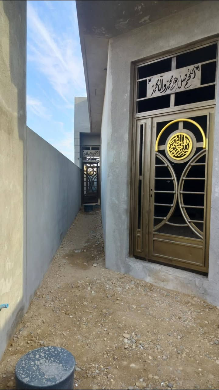 بيت ١٢٥ متر/ بحواس 
كامل مي ومجاري وكهرباء ولبخ واستارة وصبغ شبابيك باقي شي قليل
شارع ١٠ متر 
مسجل بالبلدية

#مكلف بالنشر
للاستفسار/ ***********
