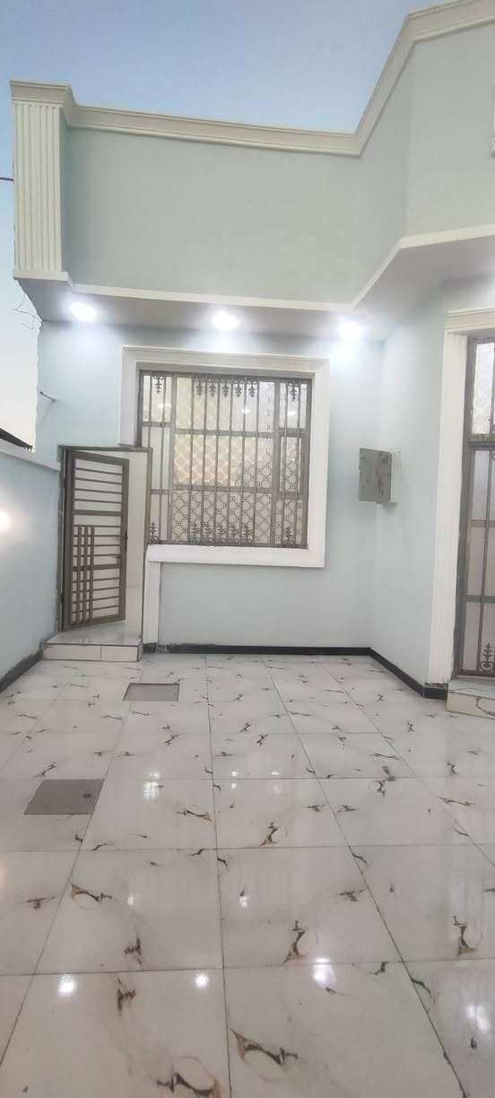 يتوفر بيت للبيع طابو زراعي عراقي صاحب الملك موجود 
كونكريت مسلح بناء جديد 
مساحه 200 متر 
يحتوي البيت على
غرف عدد 2 منام
صاله مطبخ
ديوان كراج
صحيات داخل وخارج العنوان 
ابي الخصيب طريق الوسطي
السبيليات الغربيه 
قرب المدرسة الصفره شارع تبليط 
منطقة هدوئ ثالث بيت عن طريق الوسطي الشارع العام 
السعر 100 مليون بي مجال البيت فارق جاهز للسكن 
*********** متوفر واتساب
