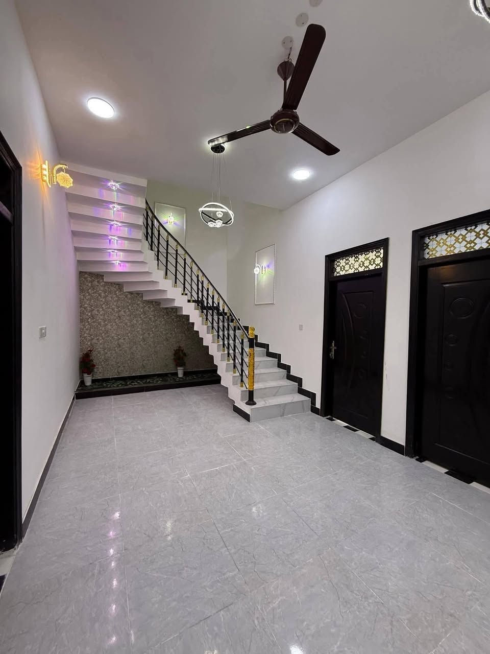 🏡 تعبت من البيوت القديمة أو الأسعار المبالغ بيها؟ هذا البيت إلك 👇
🏡 بيت جاهز للسكن فورًا بالبصرة – بدون تعب ولا تصليح
✨ بناء حديث 2026 وتشطيب نظيف
📐 200 متر | 🚗 شارع 10 متر مبلط
📍 البصرة – محولة زهير
يبعد 700 متر عن الشارع العام – منطقة هادئة ومناسبة للعوائل 🌿
🏠 كل شي جاهز حتى تسكن مباشرة:
✔️ كراج سيارة
✔️ ديوانية
✔️ صالة كبيرة
✔️ غرفتين نوم
✔️ مطبخ (حار + بارد)
✔️ حديقة جانبية
✔️ صحيات داخلي + خارجي
💡 خدمات كاملة (ماء 💧 كهرباء ⚡ مجاري)
📄 سند: ملك صرف (زراعي) باسم عراقي ✔️
💰 السعر: 125 مليون (قابل للتفاوض)
🔥 بيت مريح بدون مشاكل + جاهز فورًا للسكن
📞 واتساب: ***********
📩 أو راسلنا على الصفحة
⏳ لا تفوّت الفرصة – احجز معاينة قبل ما ينحجز!
#عقارات_البصرة #البصرة #بيع_منازل #استثمار_عقاري #بيت_للبيع #عقارات
