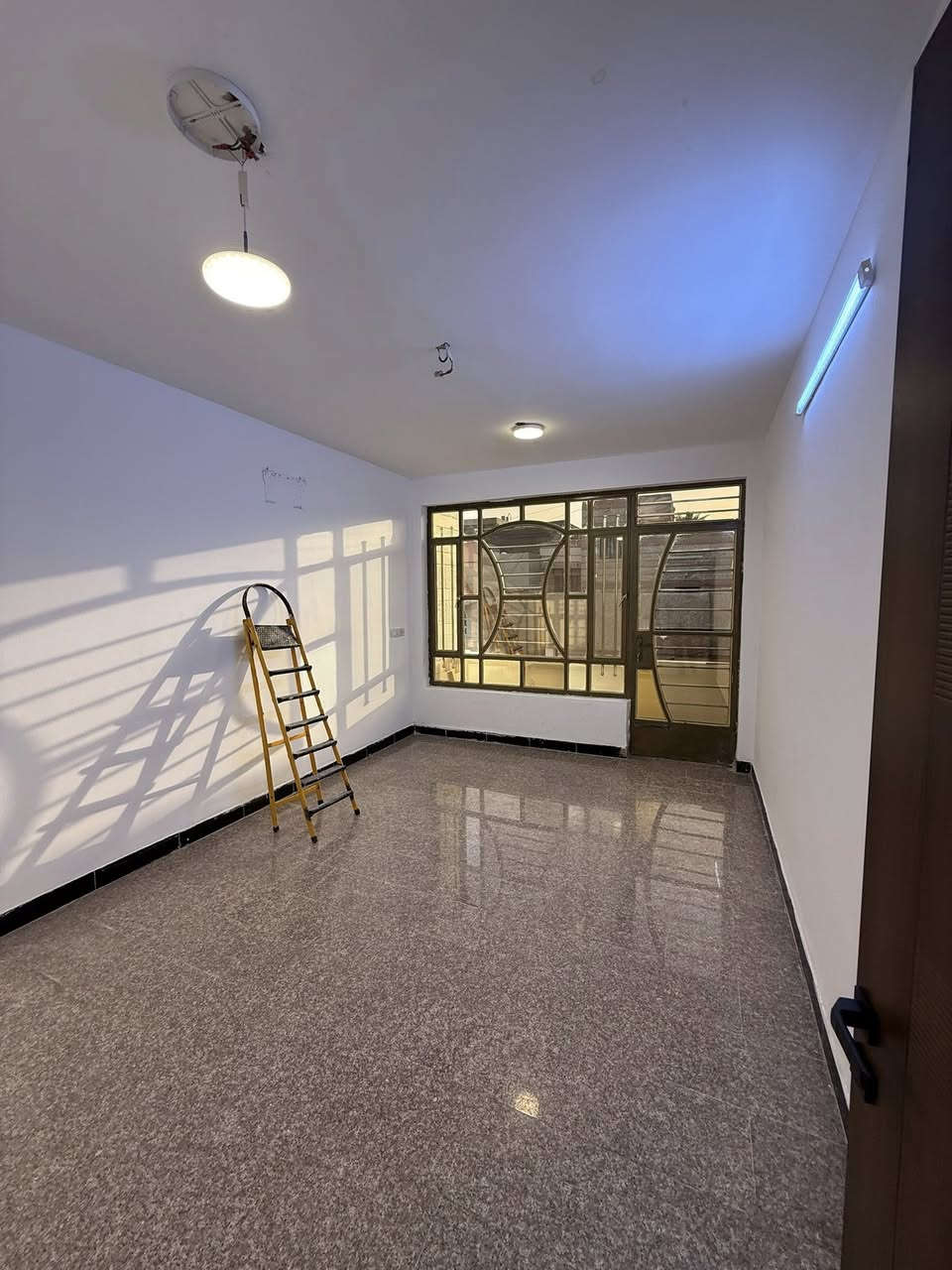 دار للبيع  الموقع الغدير محله 706 🛑
المساحة 65 🛑
الواجه 4 
يحتوي على 
ط 1 صاله+ مطبخ + خدمات 
ط2 غرفتين   +  خدمات 
 للاستفسار ***********
