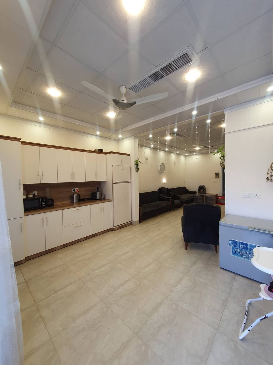 دار للبيع في شوراو بابا كركر
قرب حفتة بازار ١٠٠م صالة مفتوح عل مطبخ حار بارد غرفتين نوم واحد ماستر خدمات كامل ماء كهرباء فرع صب خلف شارع رئيسي ب ٢٠م 
للاتصال ***********
