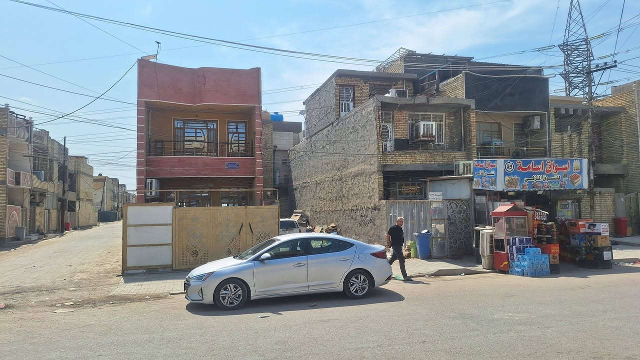 السلام عليكم
قطعه. ارض بالسريدات 
مكانها بدايه المربع الثاني على الشارع مكانها تجاري بصف الركن وقريبه عل شارع
المساحه 100   واجهه 5 /  نزال 20  
المكاتبه تكون ويه ابو الكاع نفسه
الي حاب يشوفها ادزله موقع القطعه ويشوفها 
للاستفسار ***********
