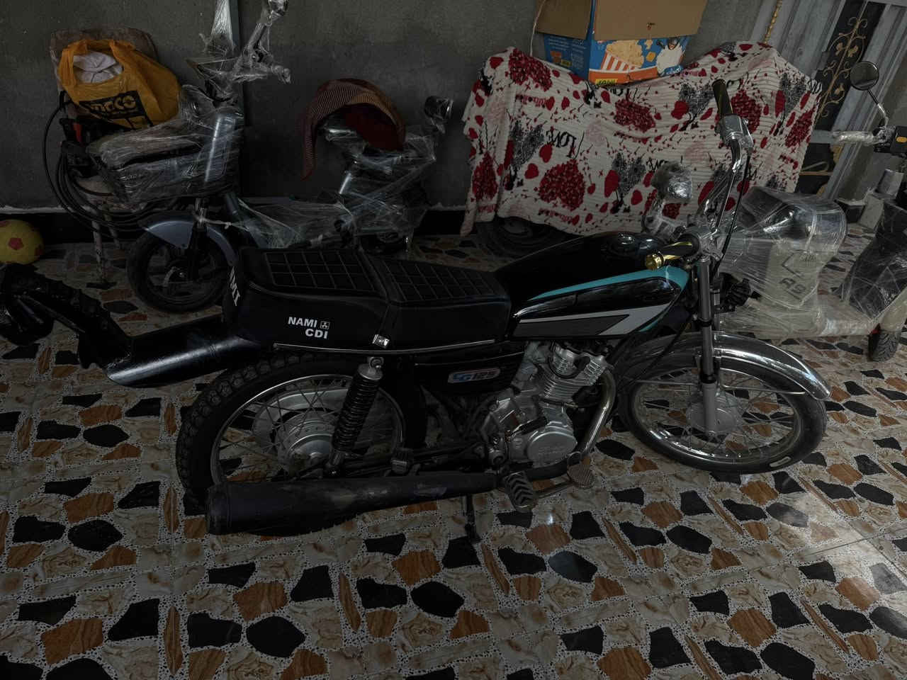 سيجي نامه مديل٢٣اوراق الدراجه مفتوحه مرا وحده فقط محركها زلغ ما بي او النضامه بعد انضف من الصور ستوا معمرها فقط التاير الوره مبنجر تاير خلفي جديد صار ٢٠يوم من شديته ٢٠يوم ما مشتغله  كاتلهه التراب السعر٨٠٠قفل بدون مداهر العنوان البصره قضاء شط العرب الجزيره الرابعه واتساب
***********
