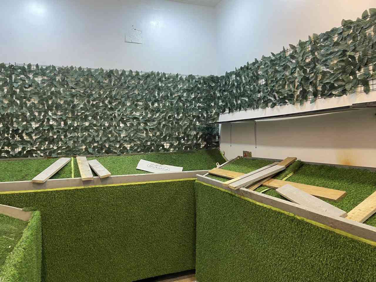 السلام عليكم 
محل مخضر للبيع ميوزة عدد 3 كل ميز 3 متر 
اجار محل 125 عنوان كريعات الزراعي 
***********
