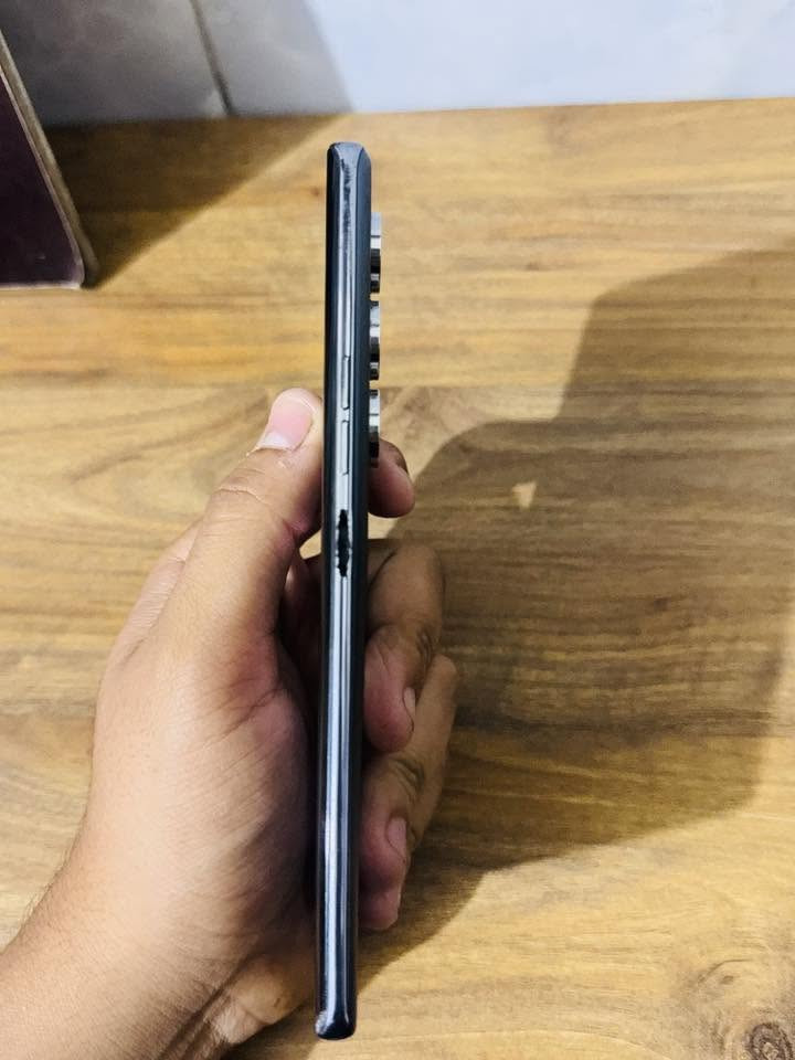 السلام عليكم جهاز tecno camon 40 pro 5g
للبيع 
مواصفات الجهاز 
ذاكرة 256 عشوائية 12
شاشة 144 hz
يدعم كل الالعاب بكل قوتهة وجودتها 
كامل ملحقاتة
وكارتونته موجوده 
ملاحضة الجهاز بي كسر بسيط بحافة الشاشة موضح بالصور مع نقص زر التشغيل والاطفاء الجهاز بطاريته قويه ومامستخدمينه استخدام قوي 
سعر الجهاز 320 وبي مجال للشراي 
رجاءً الموشراي لا يكسر بسعره 
للاستفسار ***********

