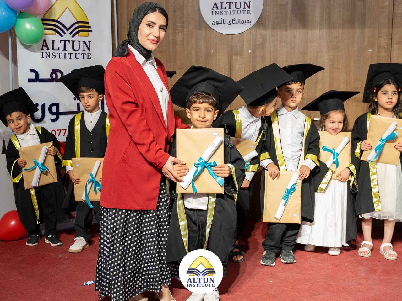 * “بابتسامة الأطفال، يصبح المستقبل أجمل 🌸🎓”
* “اليوم نهاية مرحلة، وبداية نجاحٍ أكبر ✨”
* “أطفال اليوم هم نجوم الغد 🌟”
* “بقلوبٍ مليئة بالأمل، نخطو نحو المستقبل 🎈”
* “تخرج الأطفال… يوم فرحٍ وأملٍ ونجاح 💖”
* “صغارنا يحملون أكبر الأحلام 🎓”
* “من اللعب والتعلّم إلى النجاح والمستقبل 🌈”
* “الأطفال الذين يبتسمون اليوم، يصنعون الغد 😊”
* “الخطوة الأولى نحو الأحلام الكبيرة 👣✨”
* “يوم التخرج… يوم الفخر والسعادة للأطفال 🎉
کلار  ***********
