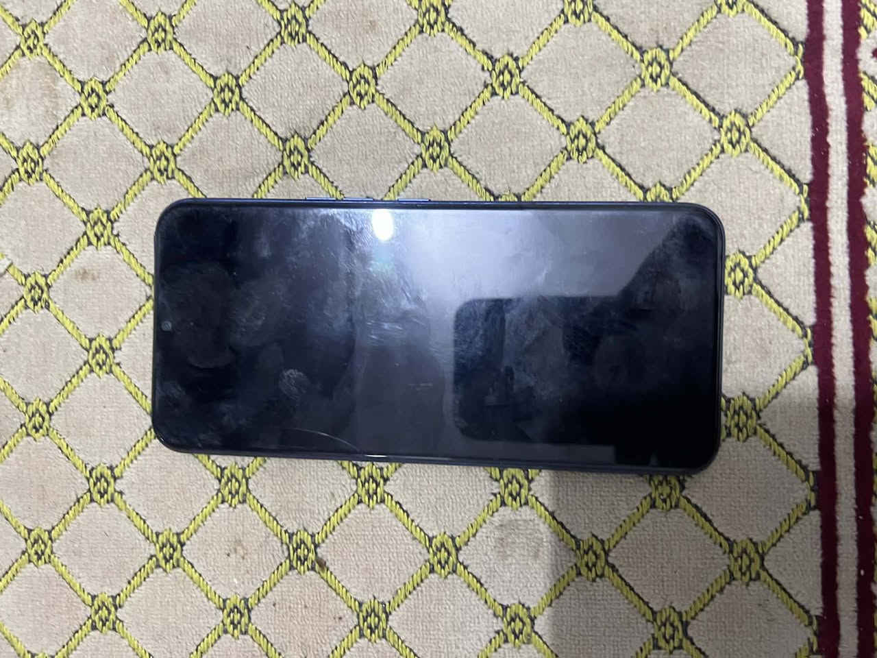 السلام عليكم تلفونين للبيع الازرق مفتوح مبدل شاصي ولاسود جديد مصارله شهر من خذته ولشراي يدلل هاذه رقمي ***********
