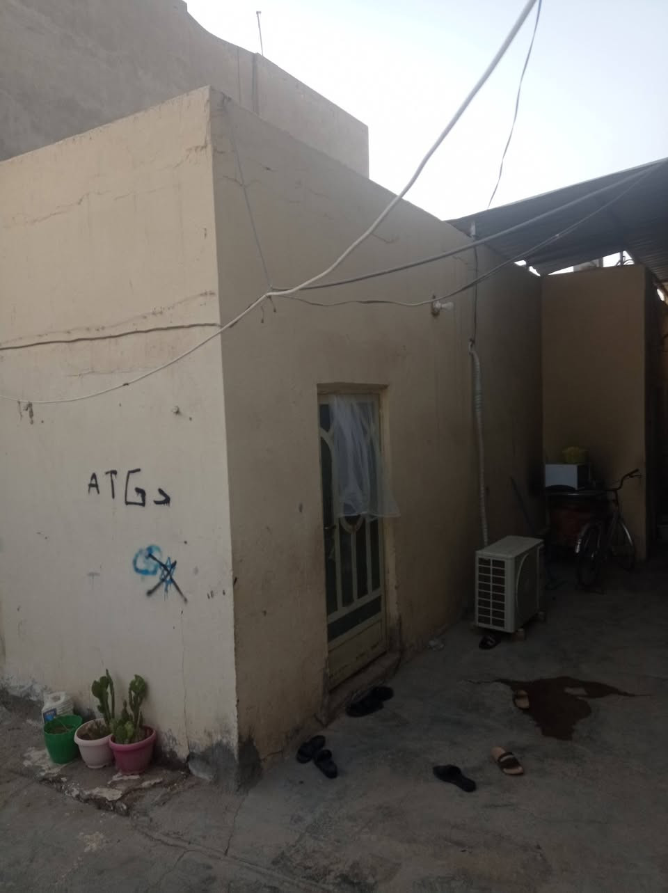 متاح بيت للبيع ومشتمل
الموقع الحمزه الغربي حي الزهراء  متكون من غرفتين وصاله واستقبال وحمام وصحيات داخليه
ومطبخ 
نوع الطابو صرف 
البناء طابوك وصب كونكريت

والمشتمل يحتوي على غرفه واستقبال ومطبخ وصحيات خارجيه 
سعره البيت والمشتمل 160 وبي مجال للشراي
الرقم الاستفسار ***********او خاص متواجد
