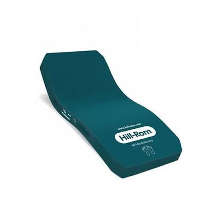 تُعد أسرّة Hill_Rom#  (#هيل_روم ) الأمريكية من أفخر وأجود أنواع الأسرّة الطبية الكهربائية عالمياً، وتُستخدم بكثرة في وحدات العناية المركزة (ICU) والرعاية المنزلية المتقدمة. تتميز هذه الأسرّة بتقنيات ذكية تهدف لراحة المريض وتقليل العبء على مقدم الرعايه الطبيه 
مميزات  Hill-Rom
• يُعد من الموديلات المتطورة التي توفر 5 حركات كهربائية (رفع الرأس، القدمين، الارتفاع الكلي، وضعية التrenderlenburg، والعكس).
• مخصص للعناية الفائقة، ويتميز بوضعية الكرسي الكامل (Chair Position) التي تساعد المريض على الجلوس التام لتسهيل الأكل والدورة الدموية.
• يدعم العلاج الرئوي ومنع مضاعفات عدم الحركة.
• يُفضل للاستخدام المنزلي الراقي بفضل تصميمه الذي قد يأتي بإطارات فايبر تتناسب مع المنزل.
• يوفر سهولة في الوصول للمقابض الجانبية وتحكماً بديهياً.
• جيل متطور يدعم التكنولوجيا الرقمية.
• يحتوي على أنظمة متقدمة لمنع قرح الفراش عبر توزيع الضغط.  
الخصائص التقنية العامة لأسرّة hill rom
• قوة التحمل: تتحمل الأسرّة أوزان تصل عادة إلى 300 كجم.
• الأمان الذكي: مزودة بحواجز جانبية متطورة، ونظام مكابح مركزي، وإنذارات في حال تحرك المريض بشكل غير آمن.
• سهولة الحركة: تحتوي على عجلات قوية مع إمكانية التوجيه السهل في الممرات الضيقة.
• المرونة الاستشفائية: تتيح وضعيات متقدمة مثل وضعية "نحر الظهر" (CPR) اليدوية أو الكهربائية للحالات الطارئة.

اذا كنت تبحث عن سرير للاستخدام المنزلي أم لتجهيز مركز طبي متخصص ما الك الا #انهض_للأجهزه_الطبيه
0796565152          0791113424 
احنا رح نساعدك ونعطيك الفكره والنصيحه ومن وين ما بدك اشتري او استأجر
اسألنا عن فرشه hill rom المومري فوم الطبيه
