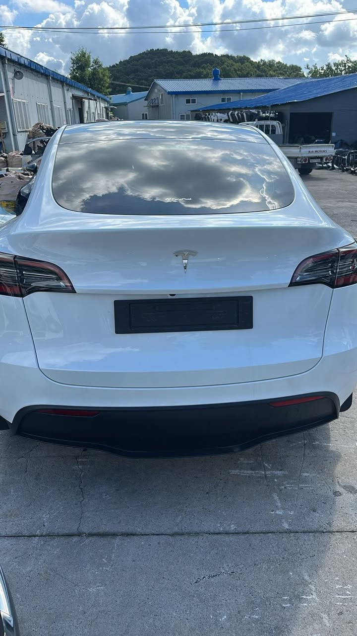 السلام عليكم
تسلا y 2024
رقم بغداد
25 الف ميل  
تك ماطور 
سنوية جديدة 
بدون حادث
***********
