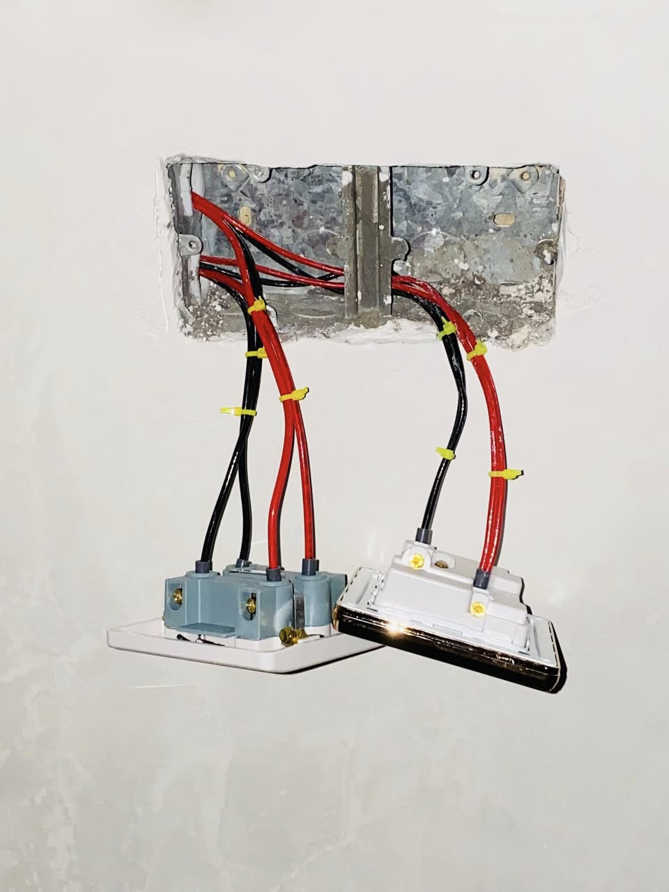 مهندس وكهربائي 👷‍♂️
للتأسيسات الكهربائية السيمنز والبوري بأحدث أنواع التأسيس بأمانة  وانضباط بالعمل 
أسعار تنافسية ومناسبة حسب إمكانية صاحب المنزل 
للأستفسار مراسلة خاص او الاتصال : ***********
