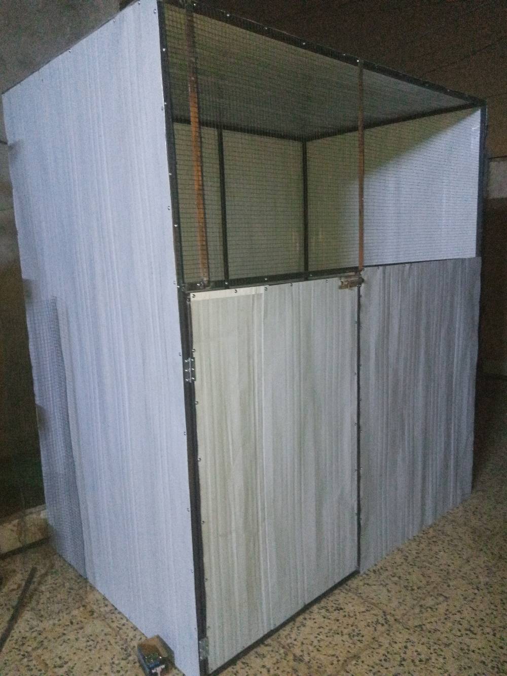 هذا قفص حديث ومتين متعدد الطبقات مناسب لتربية الطيور أو الحيوانات الصغيرة. يحتوي على تصميم شبكي يضمن التهوية الجيدة وسهولة التنظيف. القفص مجهز بعجلات لسهولة النقل، وهو مناسب للاستخدام الداخلي والخارجي. فرصة رائعة لمحبي تربية الطيور والحيوانات.

