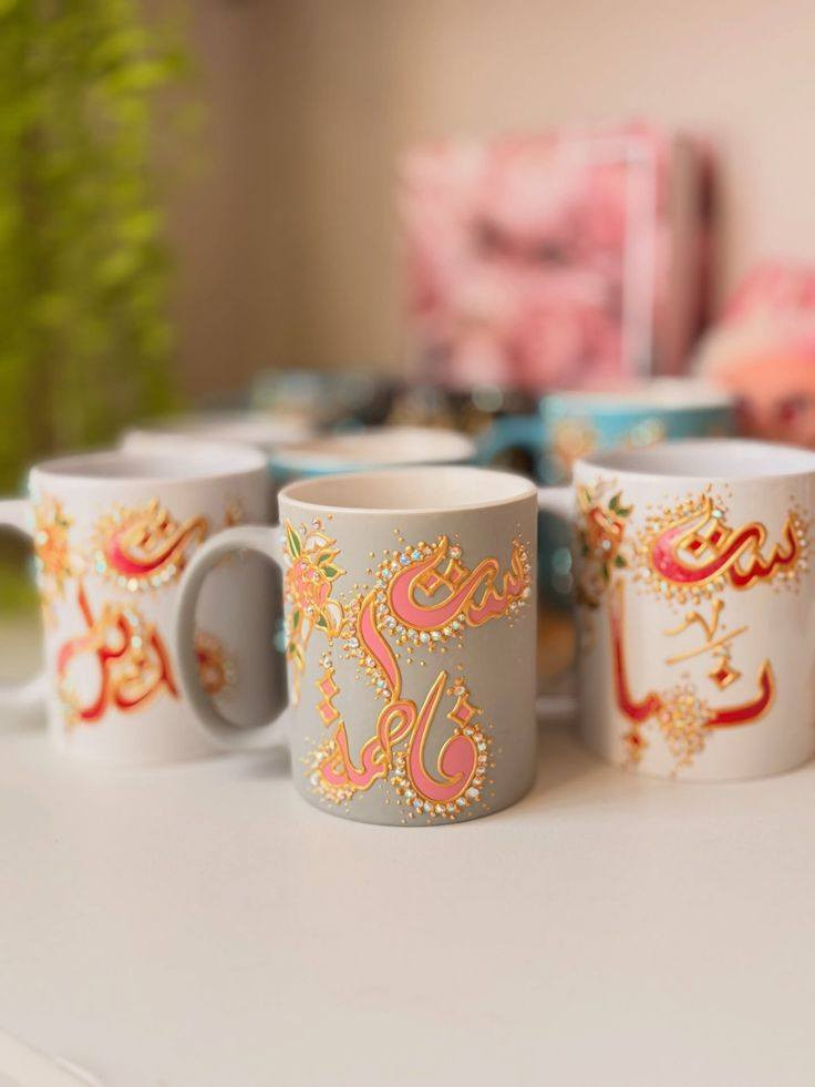 للي يدورون الكشخة والتميز ببضاعتهم! ✨☕
​نجهز لكم أكواب (أقداح) بالأسماء، شغل إيد "هاند ميد" درجة أولى. كتابة بارزة وتزيين بالفصوص واللؤلؤ، تبيض الوجه!
​للجملة فقط: أنسب الأسعار لأصحاب المحلات، المكاتب، وبيجات الهدايا.
​تشكيلة ألوان: (ذهبي، وردي، أزرق، وتدلعون بالألوان).
​سرعة بالتنفيذ: نجهز لكم الكميات بوقت قياسي وبدقة عالية.
​خلّ بضاعتك تتميز بشغلنا.. للطلب والاستفسار راسلونا خاص أو واتساب: [***********]
