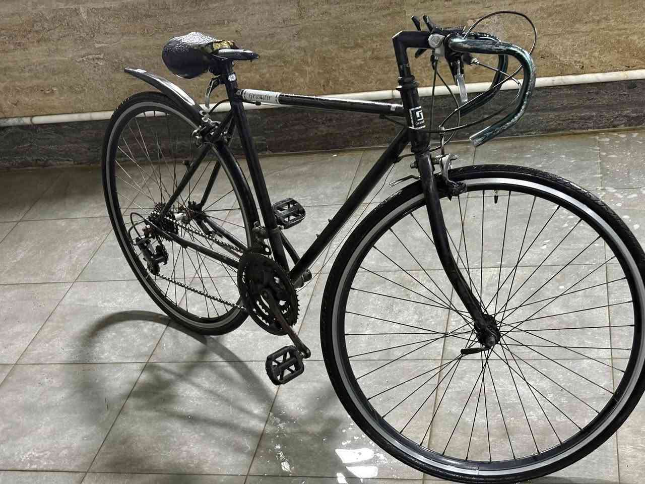 السلام عليكم خواتي رمضان كريم عليكم
700 حجم 28 قياس M فريم 50 
ماركة سكوديريا فيراري (SCUDERIA FERRARI) 
غني عن التعريف صينع ايطالي معدنه فول  
سستم شيمانوا التوس 3/8 بدلات شيمانوا مدي نظافة شوفت عينك  وعل وضع الشركة بلاديسعرهاا80 الف وبي مجال اخواني العنوان  بغداد
البلديات***********
