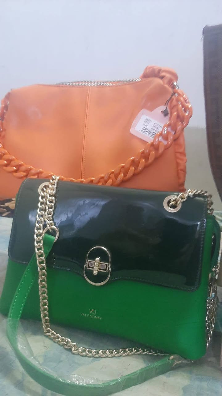 جنط ماركات للبيع جدد مع احذيه للبيع جدد قياسات متنوعه وأحجام متنوعه جدد للبيع كميه  الاسعار جوه السوك والجمله   الاحذيه قرابة ال 100 زوج    والجنط قرابة ال 70 جنطه المكان كربلاء اي استفسار ***********
