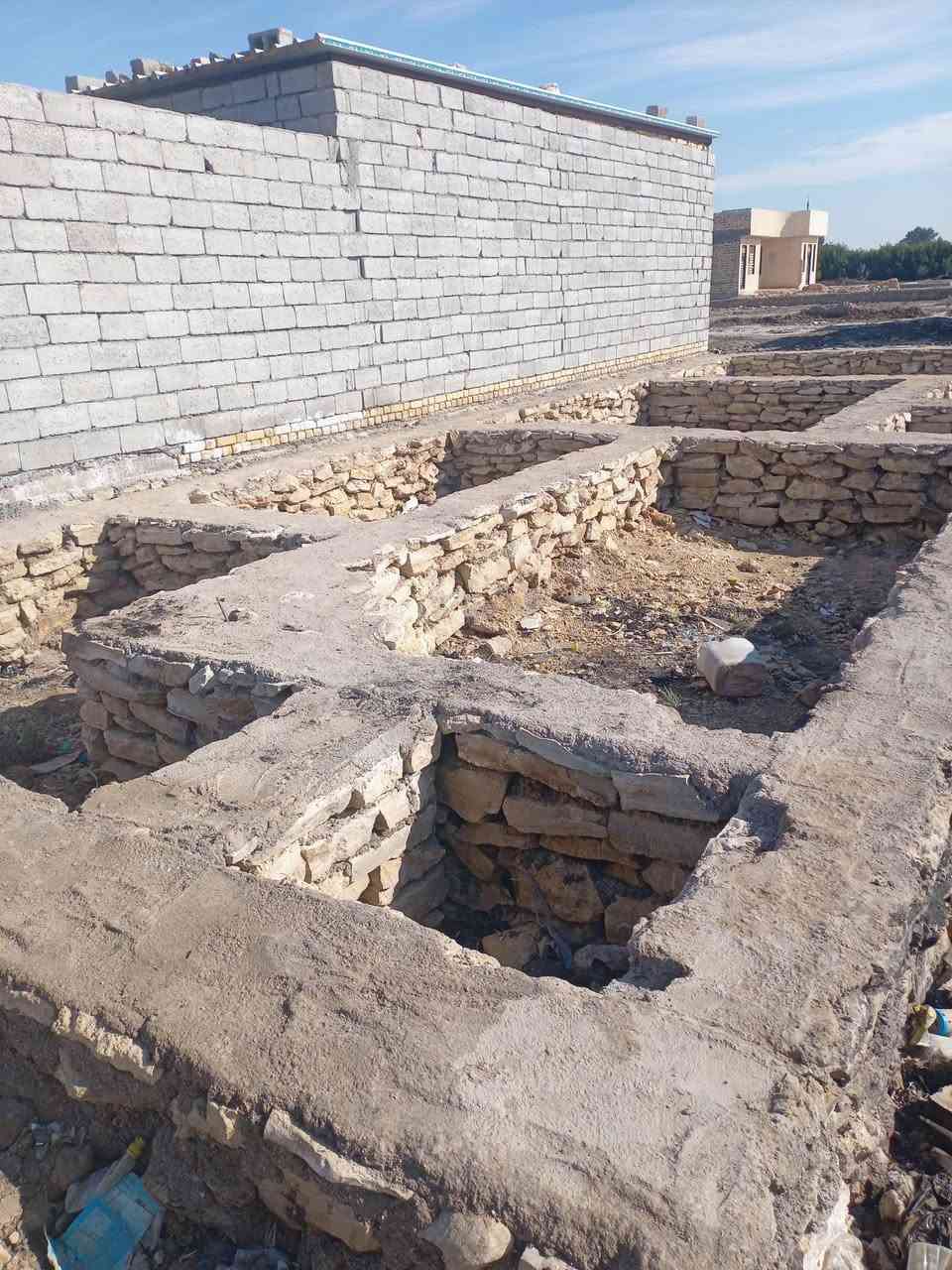 السلام عليكم قطعه 100متراببوصريفه بل سايدالتبليط بلفرع تبعدعن التبليط تقريبن 200متر للبيع الشراي يتصل***********
