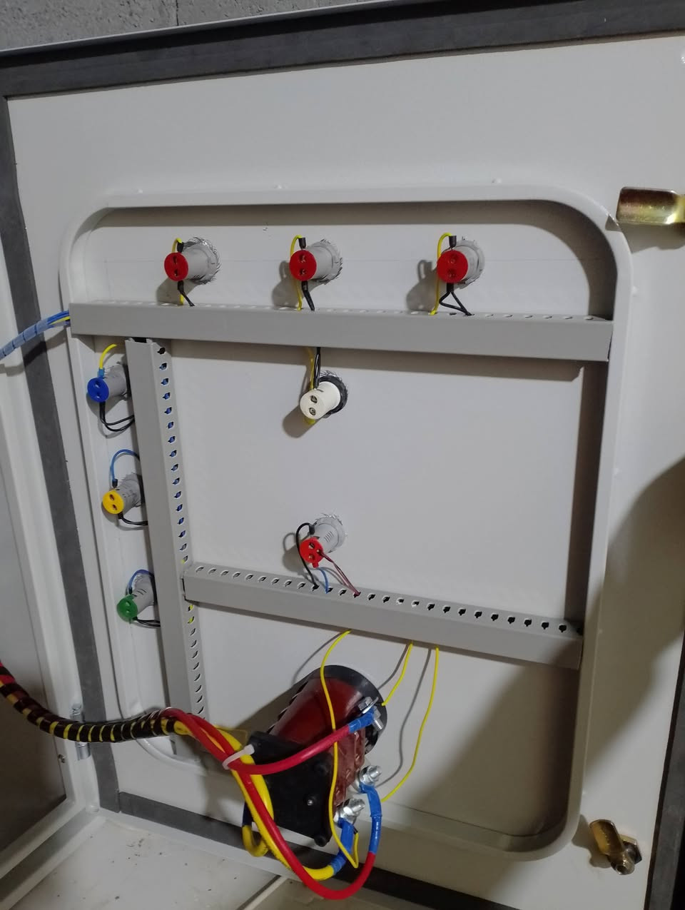 تم بحمد لله وفضله.بورد 3خط اثري فيز مع حماية وتايمر نوع المواد ABB.للتواصل على الرقم ***********
