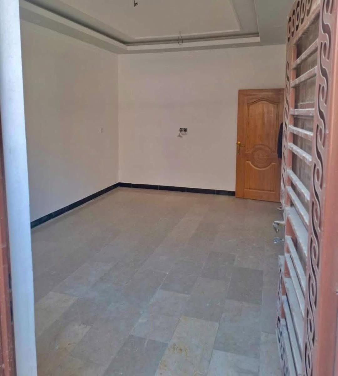 السلام عليكم دار للبيع 🏡
المساحه / 100 متر 
واجه / 5 
ونزال / 20 
محتويات الدار /  3 غرف نوم + صاله + مطبخ + خدمات عدد 2
محتويات الدار / الاعلام الشباب خلف سوق اميمه 📍
دار حديث وموقع هادئ 

لمعرفت تفاصيل اكثر للأتصال علئ الأرقام الاتيه 📞☎️
***********
***********
