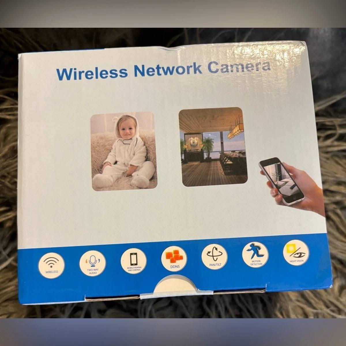 كاميرا مراقبة منزلية لاسلكية (واي فاي)، وتتميز بالمواصفات التالية:
اتصال لاسلكي (Wi-Fi): تتيح مراقبة المنزل عن بُعد عبر تطبيق الهاتف الذكي. 
رؤية ليلية: توفر تصويرًا واضحًا حتى في ظروف الإضاءة المنخفضة. 
صوت ثنائي الاتجاه: تدعم خاصية التحدث والاستماع من خلال الكاميرا. 
كشف الحركة: ترسل تنبيهات فورية إلى هاتفك عند رصد أي حركة.
السعر ٢٥


**إذا كنت صاحب هذا الإعلان وتريد حذفه لأي سبب، رجاءا أرسل رسالة إلى الدعم الفني**