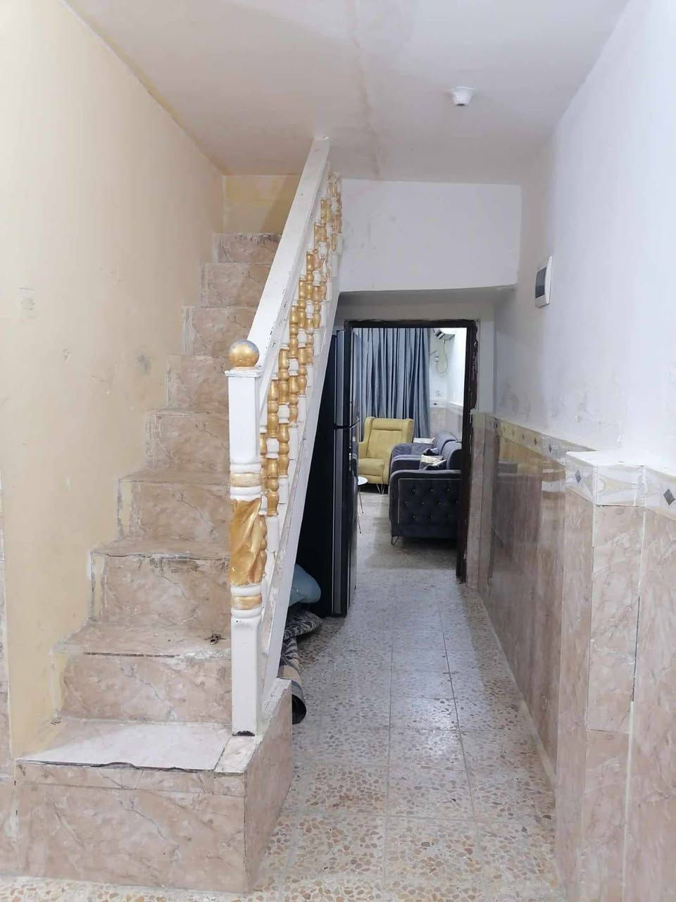 بيت ايجار بحي السلام قرب مدرسه بانيقيا الاهلية 100متر بي سبالت عدد 2 سخان وكاونتر درجه اولى وتانكي ماء ماطور ماء مراوح 3 خلاطات ومغاسل  سعر يجار 450 قفل مقدمه 3شهر غرفه صاله ستقبال مطبخ صحيات ***********
