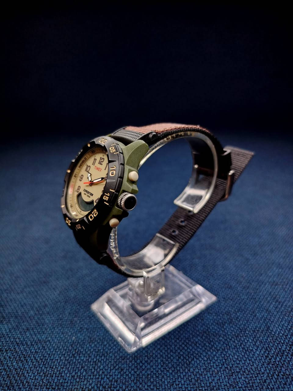 السلام عليكم 

ساعة تايمكس إكسبيديشن كامبر للرجال 

° الوصف 
• ممكن مع Timex Expedition T45181 ساعة يد للرجال. تتميز الألوان الترابية ، سهلة القراءة الوجه ومجموعة واسعة من الميزات ، وهذه الساعة هي دخول غير رسمي مناسب للاستخدام اليومي والسفر والأنشطة في الهواء الطلق ، وأكثر من ذلك. هذه المرة هي ساعة كومبو راتنج ، وشراكة حزام نايلون بني قوي ، وحالة الراتنج الأخضر ، وقرص تان. يضم شاشات التناظرية والرقمية ، ويشمل أيضًا ضوء الليل Indiglo ، مع الوضع الليلي المرافق. بعض الخصائص الرئيسية هي chr 24 ساعة .

° معلومات عن الساعة
• القطر العرض 39 مم ارتفاع 12 مم
• اطار خارجي دوار 
• أرقام عربية جزئية
• كرونوغراف 24 ساعة
• مؤقت تنازلي 24 ساعة
• منبه يومي
• تقويم
• عقارب مضيئة
• ثلاث مناطق زمنية
• ميناء ساعة مضيء من Indiglo
• علبة من الراتنج باللون الأخضر مع عدسة أكريليك
• ميناء باللون البني مع شاشة رقمية عند الساعة السادسة
• مقاوم للماء حتى عمق 100 متر (330 قدمًا): مناسب بشكل عام للغطس، وكذلك السباحة، ولكن ليس الغوص
• حزام نايلون بني قابل للتعديل مقاس 20 مم يناسب محيط المعصم حتى 8 بوصات
• رقم الموديل T45181SU
• سنة الموديل 2014
• نوع البطارية: سي آر 2016

جميع الساعات اصلية معا ضمان🤍.

عنوان: - بغداد - مدينة الصدر ـ الأورفلي 
توصيل لجميع المحافظات 
التواصل واتساب *********** 🤍.
