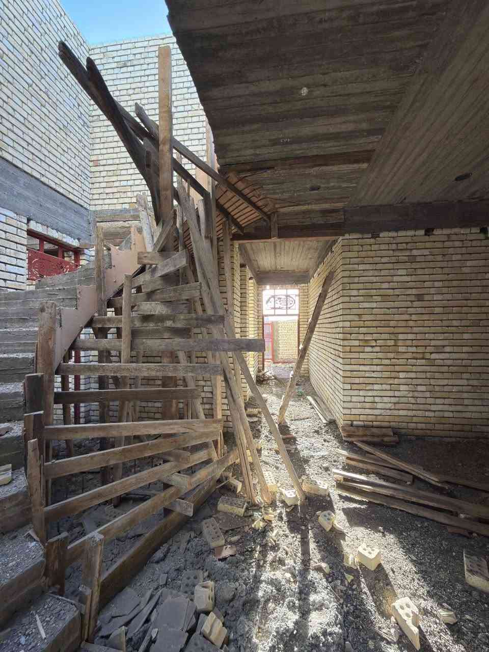 السلام عليكم هيكل معروض للبيع المساحه 200متر بناء طابوك جمهوري صب درجى اولى  خريطه حديد ثقيل شغل البيت كله موجود تصوير من حديد وشيش وصب وبناء أمانة الله موقع البيت المجمع المقابيل مستشفى  القاسم ع قرب أسواق المرتضى نفسه شارع الاسواق قريب على الشارع الرئيسي للستفسار الاتصال على الأرقام 
***********
***********
مكتب السند للعقار
