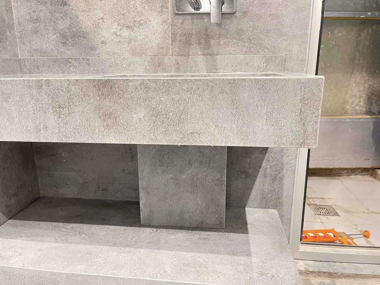 السلام عليكم فصال جميع أنواع المغاسل اسطح مطابخ طاولات مودرن وكلاسك سيراميك بورسلان مرمر كوارتز جميع قياسات 
***********
